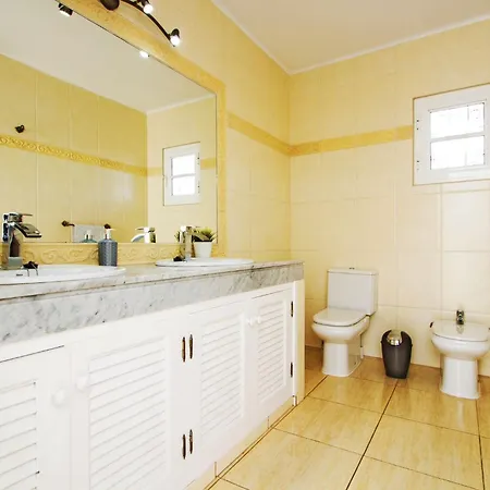 Exceptional 3 Bedroom Adsey -short Walk To Town - By Lanzarote Leisure